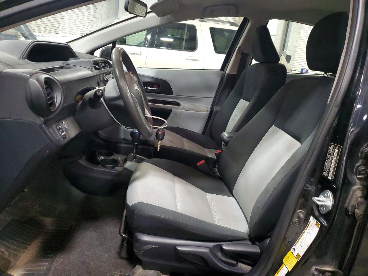 2014 TOYOTA PRIUS C TWO photo 13