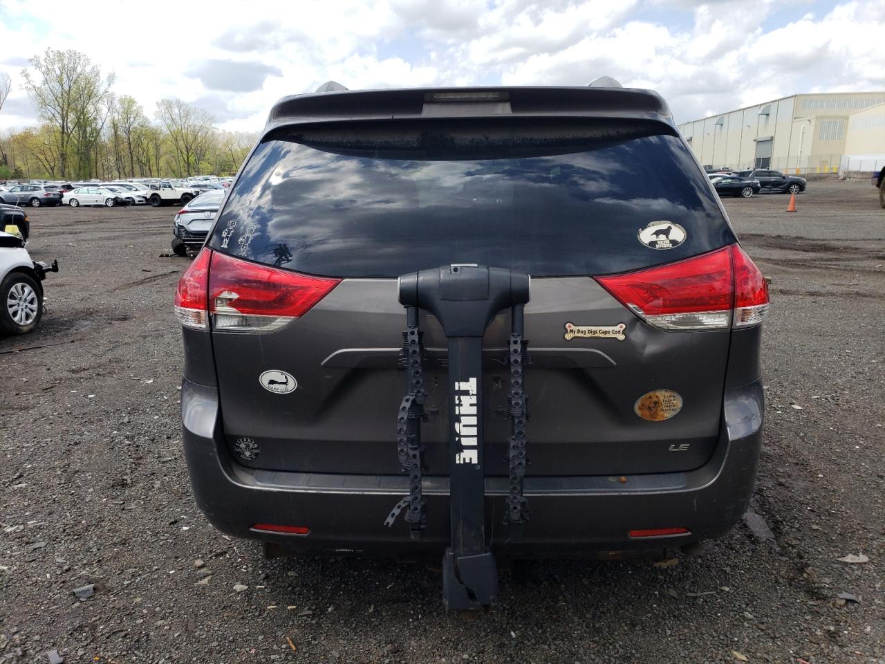 2013 TOYOTA SIENNA LE photo 11
