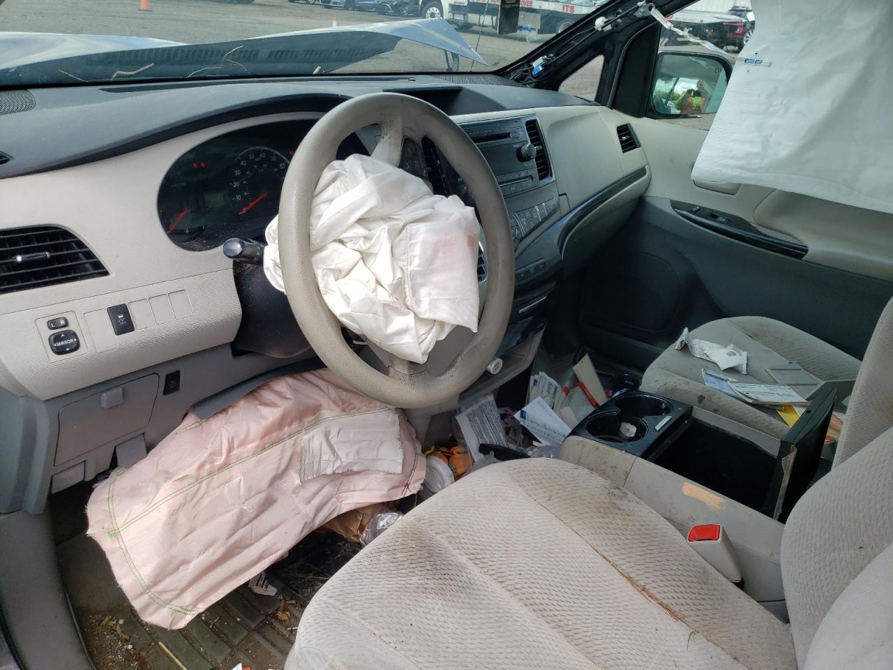 2013 TOYOTA SIENNA LE photo 15