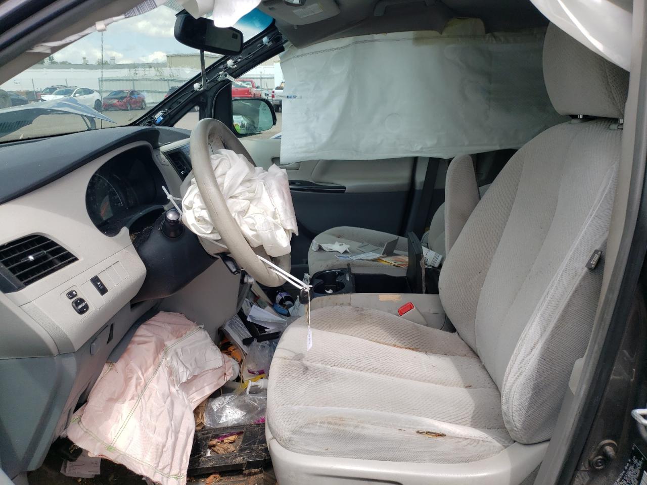 2013 TOYOTA SIENNA LE photo 13