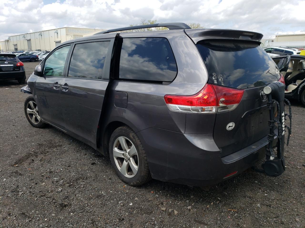 2013 TOYOTA SIENNA LE photo 3