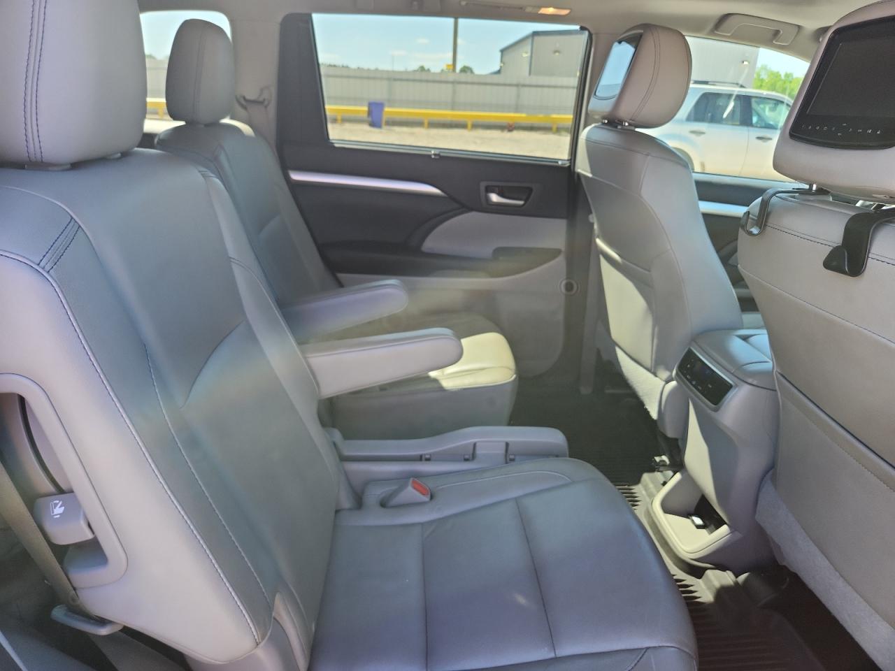2016 TOYOTA HIGHLANDER XLE photo 21