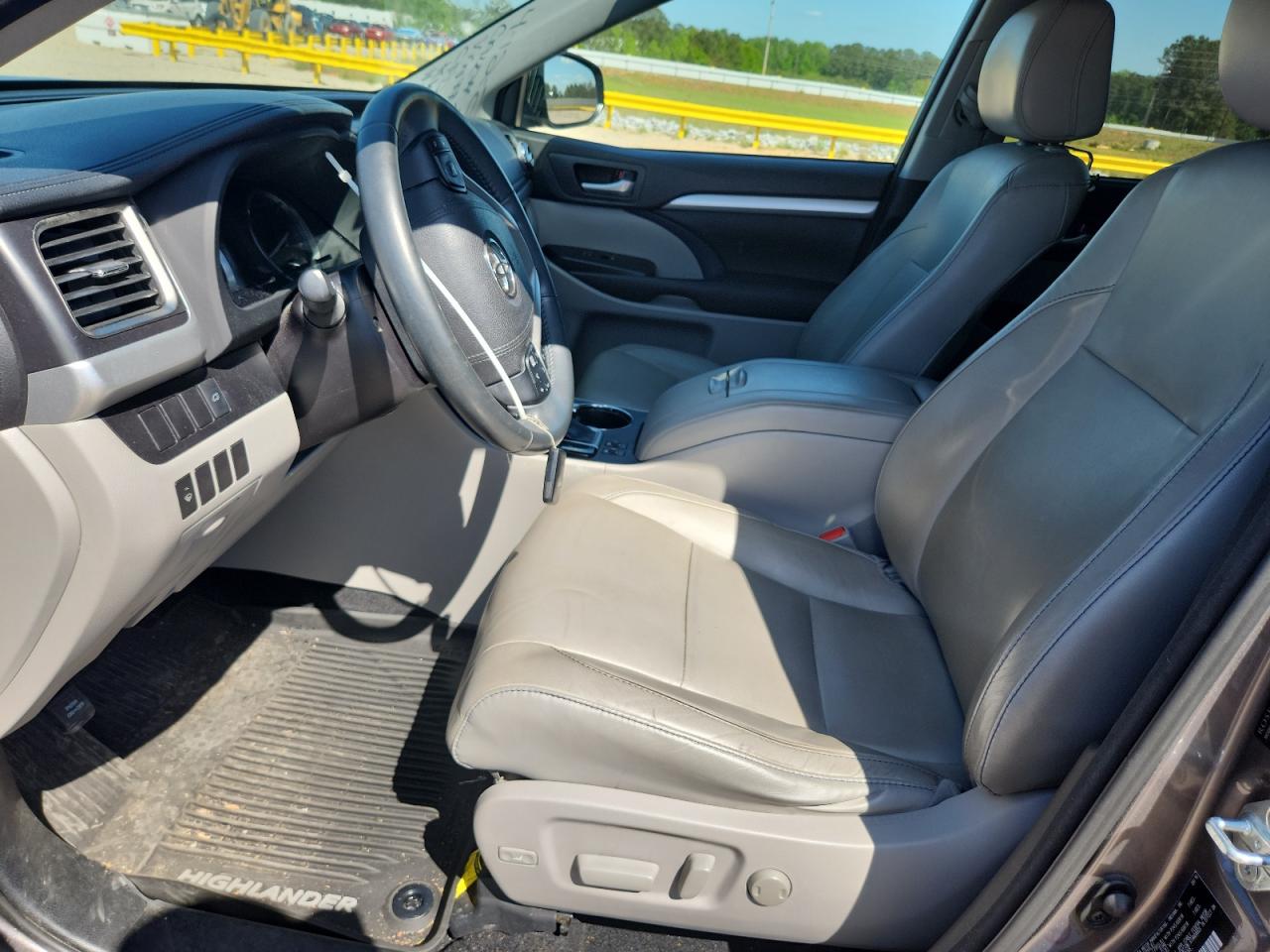 2016 TOYOTA HIGHLANDER XLE photo 13