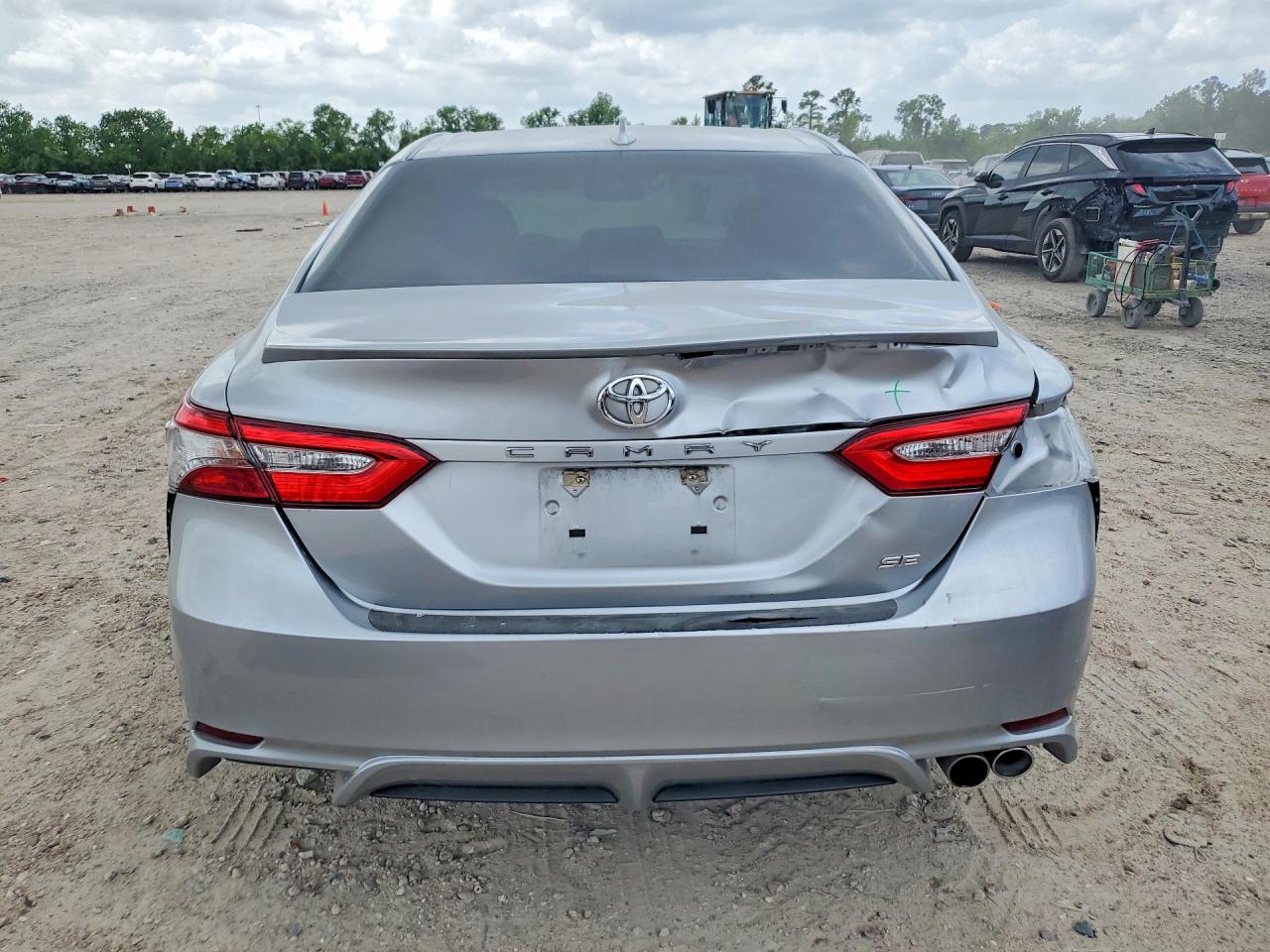 2018 TOYOTA CAMRY SE photo 16