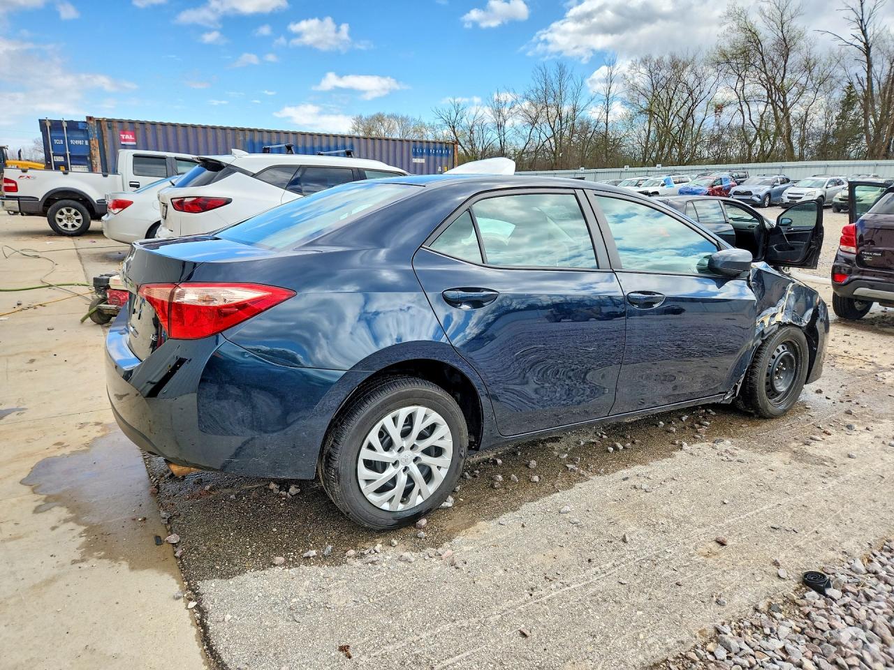 2017 TOYOTA COROLLA LE photo 3