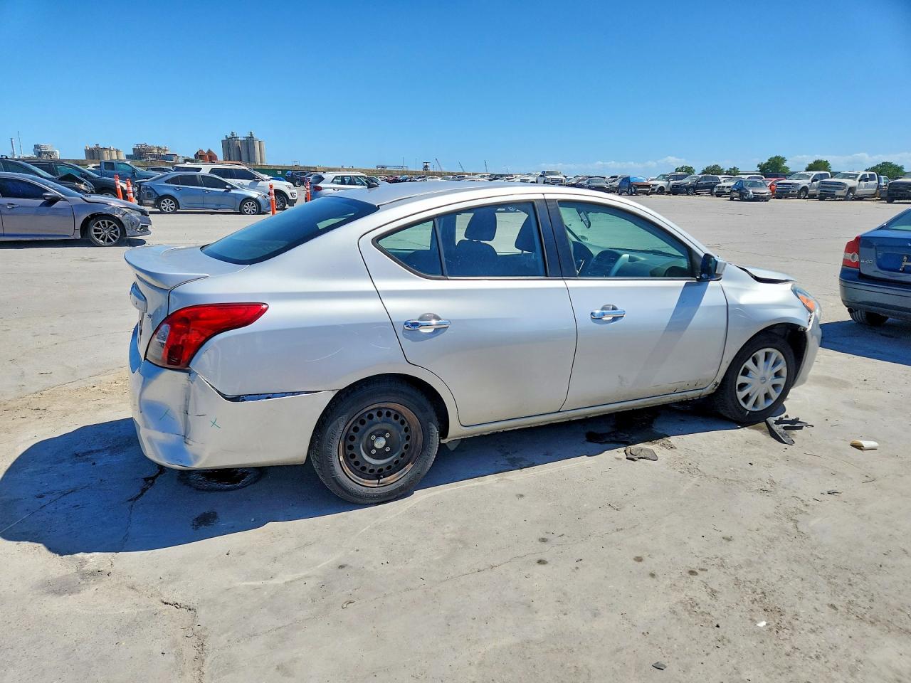 2018 NISSAN VERSA SV photo 5