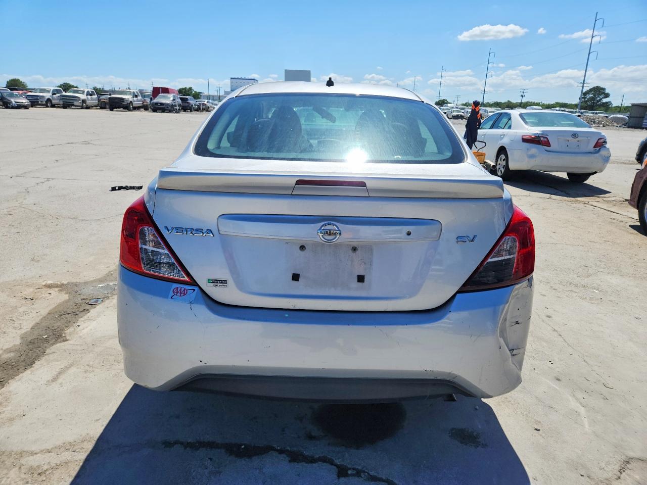 2018 NISSAN VERSA SV photo 11