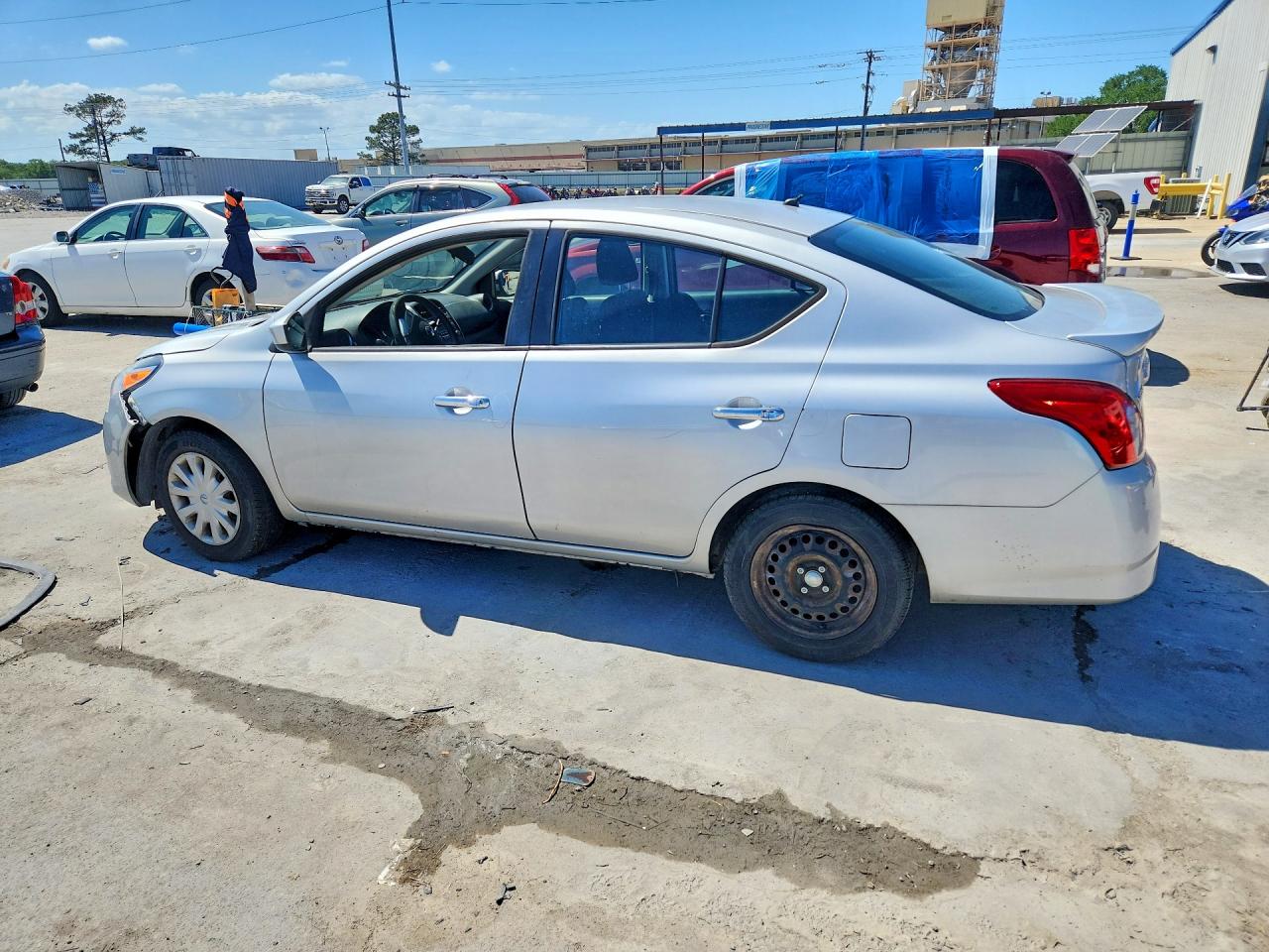 2018 NISSAN VERSA SV photo 3