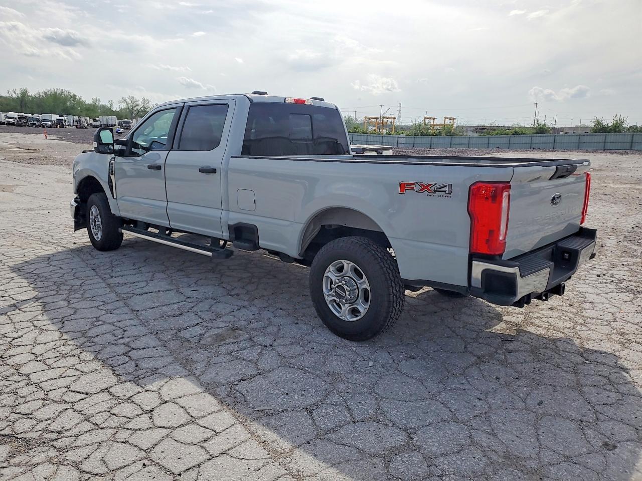 2025 FORD F350 SUPER DUTY photo 2