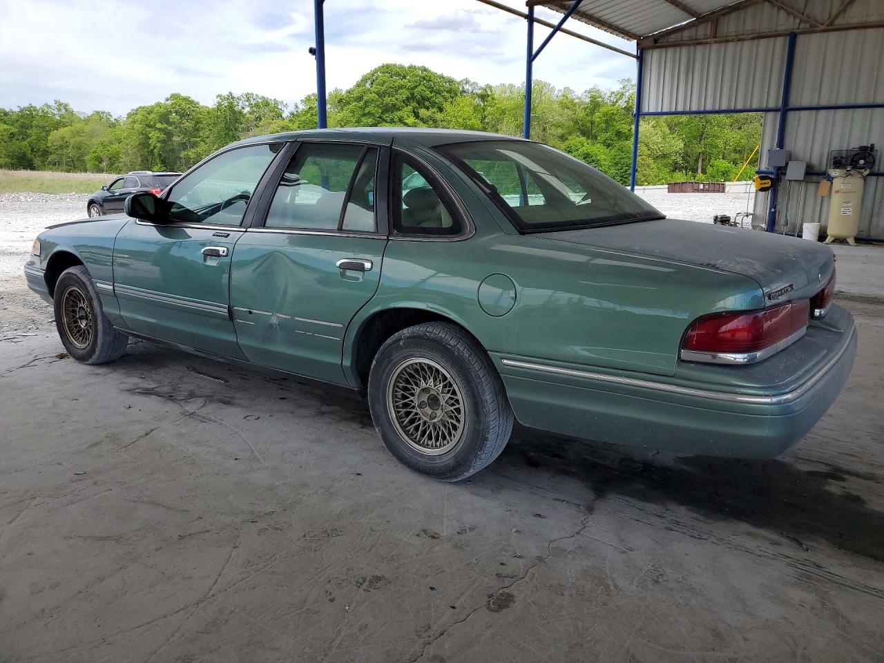 1997 FORD CROWN VICTORIA LX photo 2