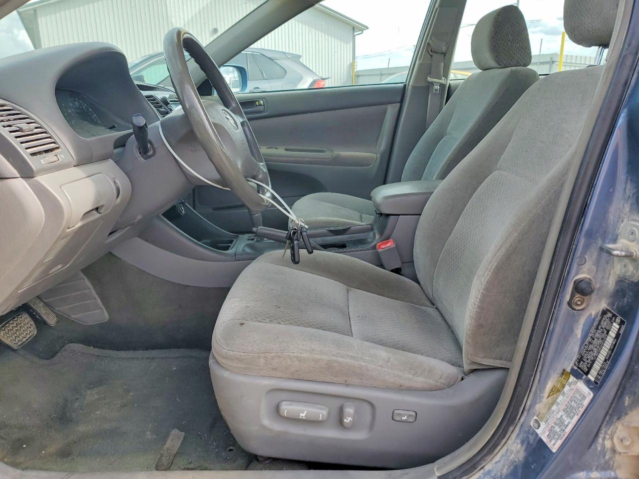 2004 TOYOTA CAMRY LE photo 19