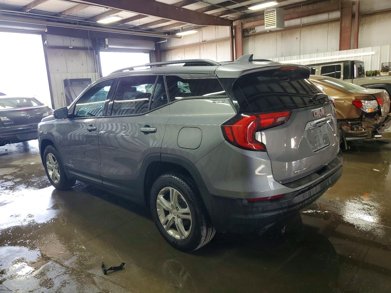 2018 GMC TERRAIN SLE photo 2