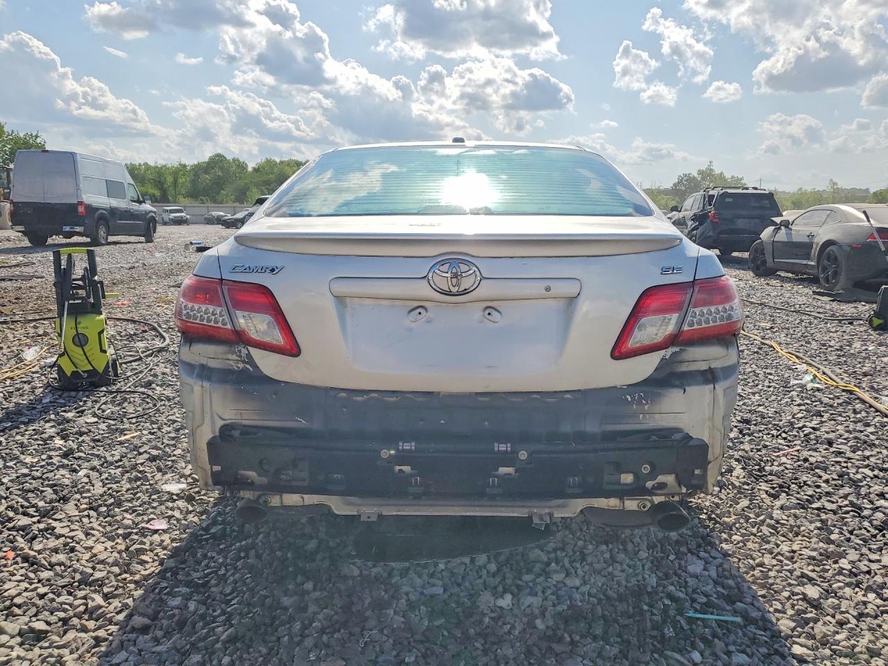 2011 TOYOTA CAMRY SE photo 11