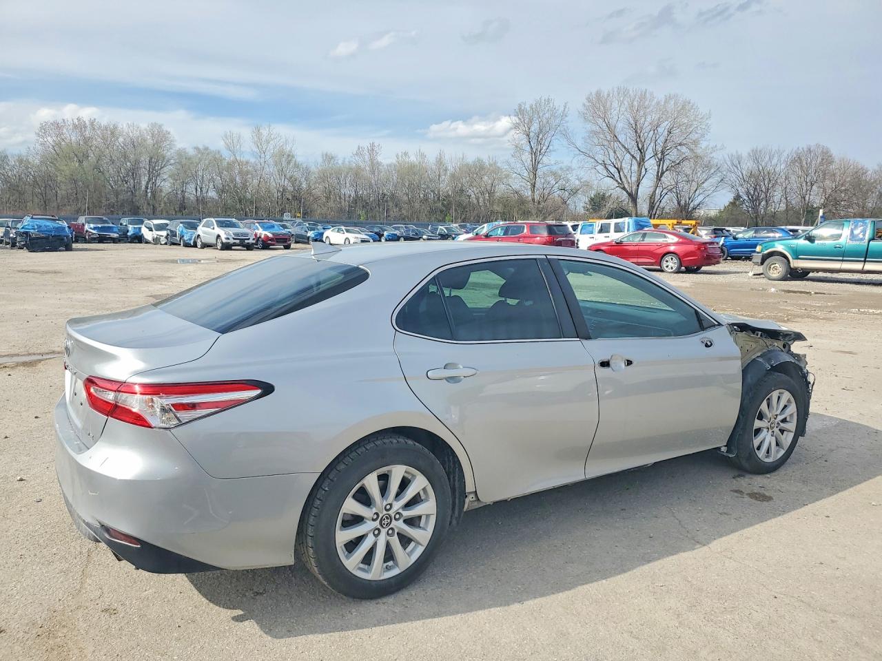 2019 TOYOTA CAMRY LE photo 7