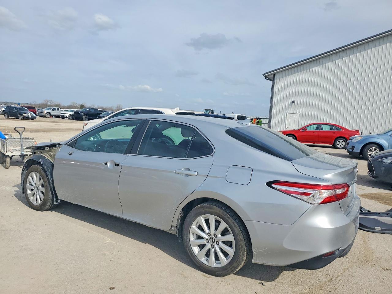 2019 TOYOTA CAMRY LE photo 4