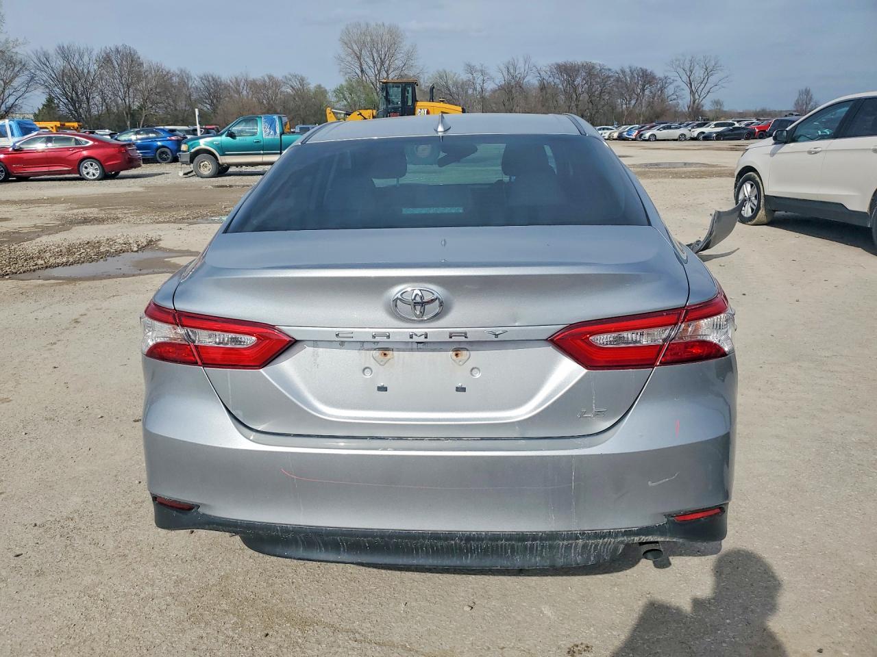 2019 TOYOTA CAMRY LE photo 16