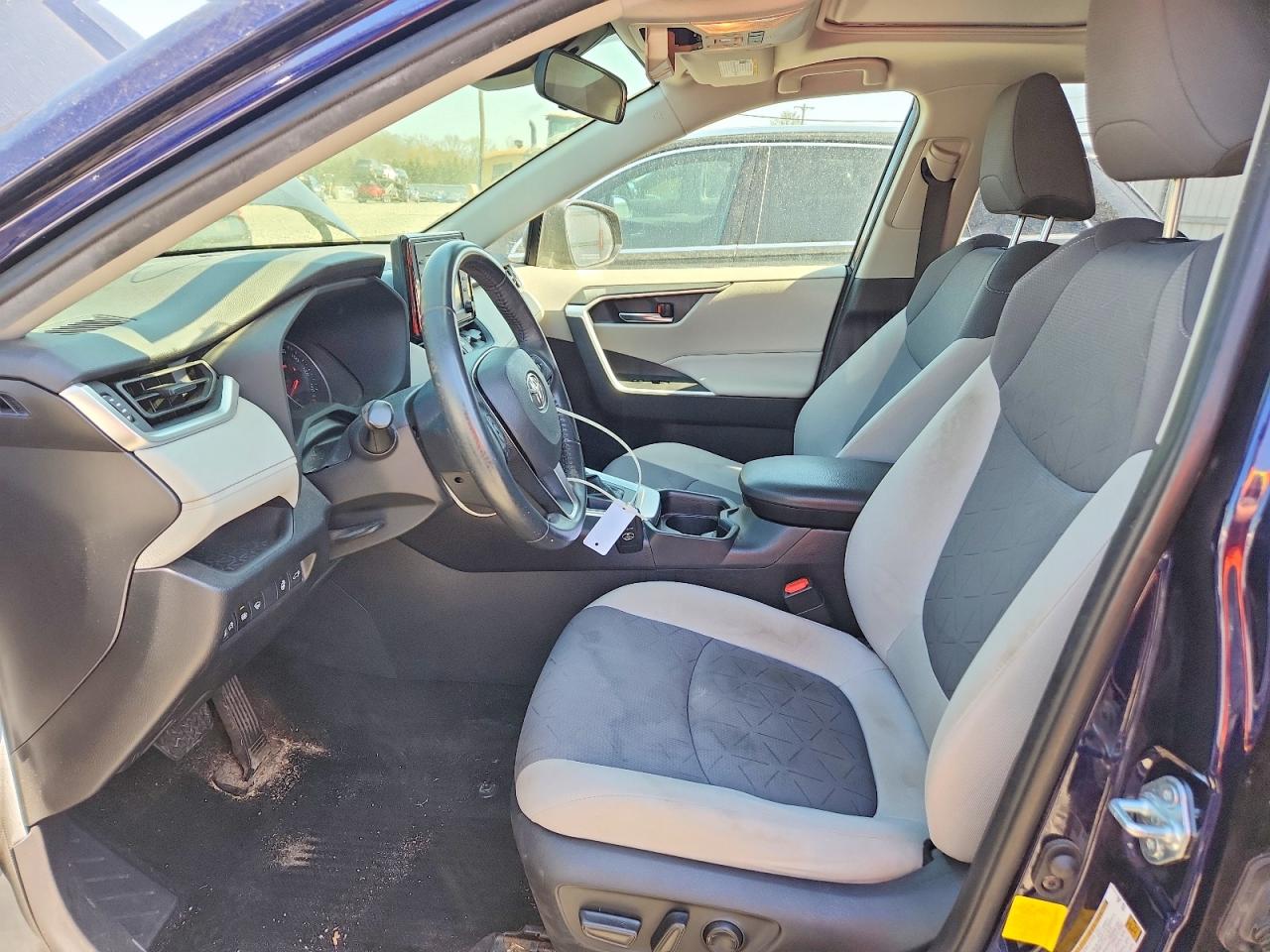 2019 TOYOTA RAV4 XLE photo 13