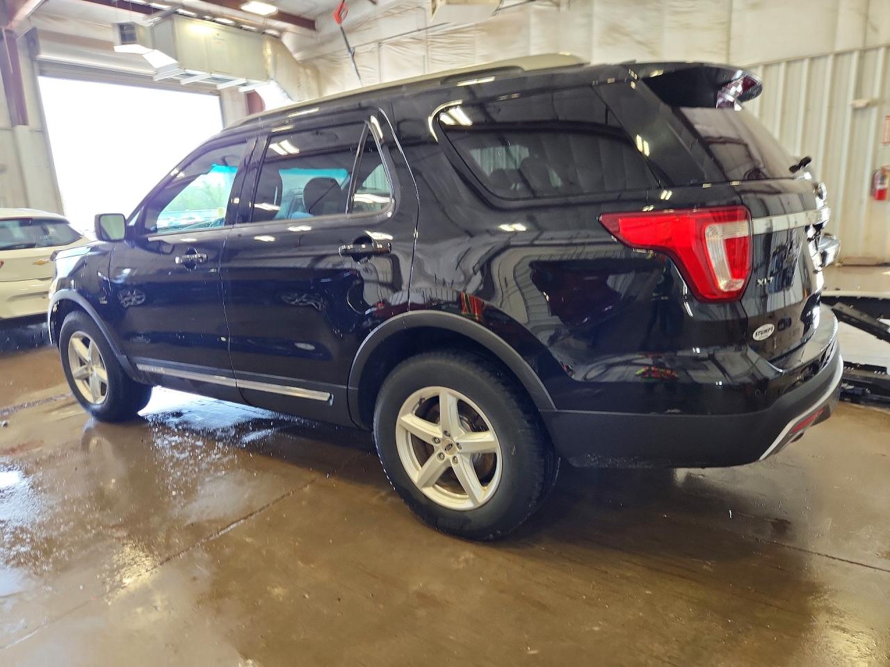 2017 FORD EXPLORER XLT photo 3