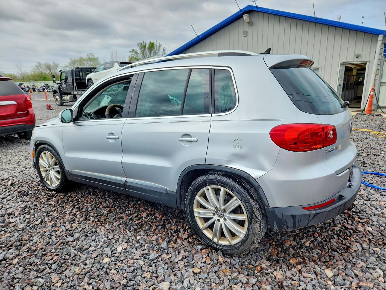 2012 VOLKSWAGEN TIGUAN S photo 4