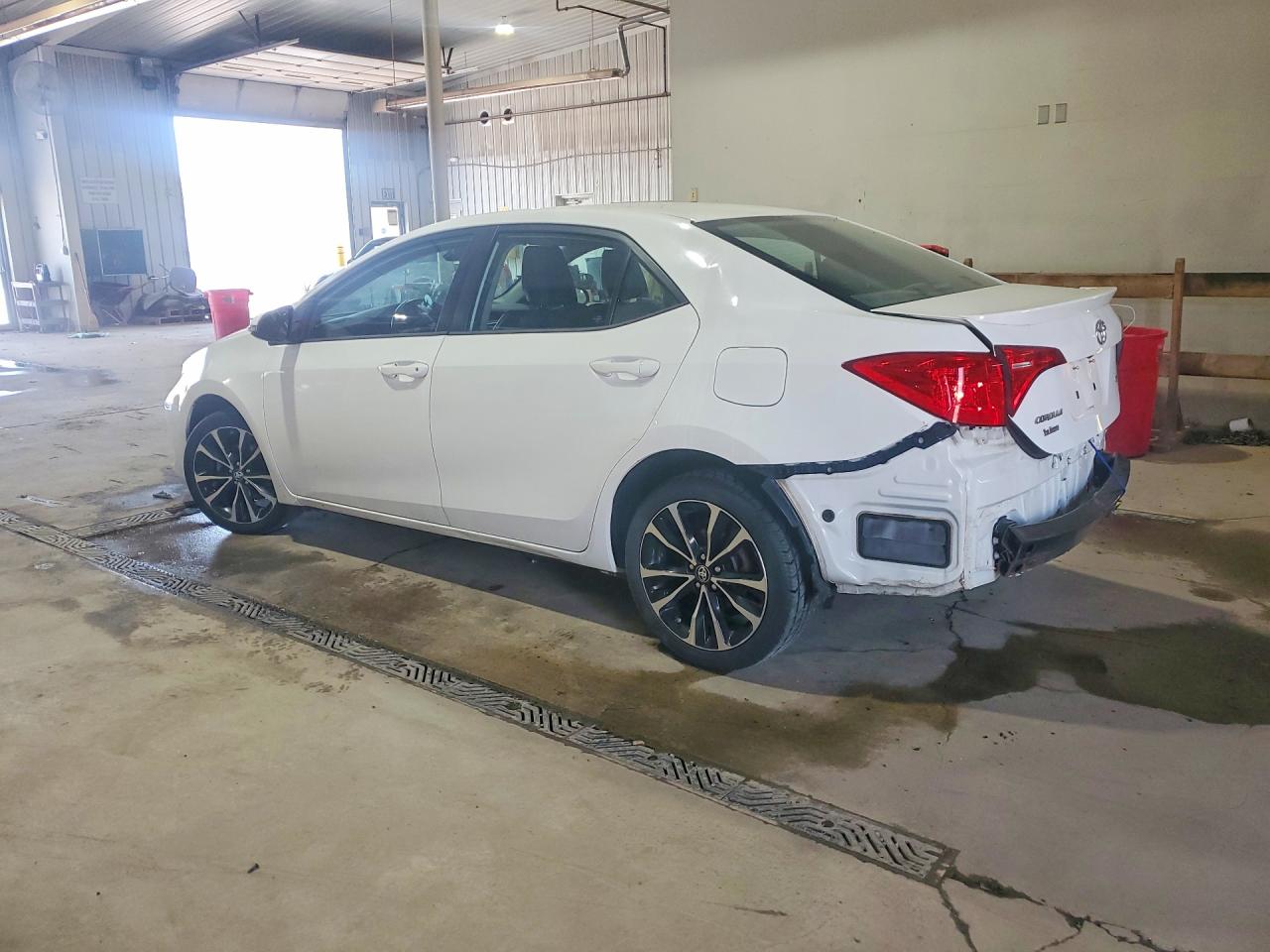 2017 TOYOTA COROLLA SE photo 3