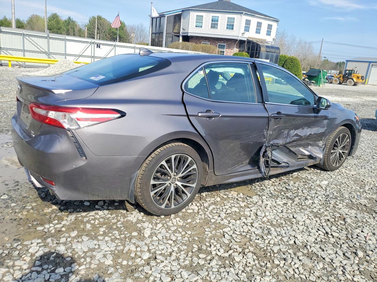 2020 TOYOTA CAMRY SE photo 3