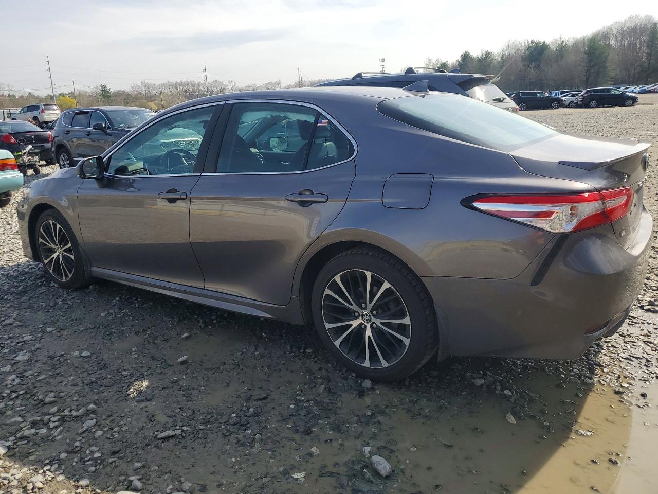 2020 TOYOTA CAMRY SE photo 2