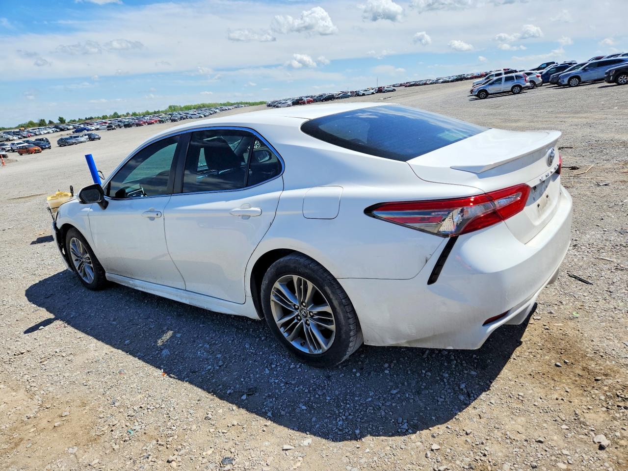 2018 TOYOTA CAMRY SE photo 4