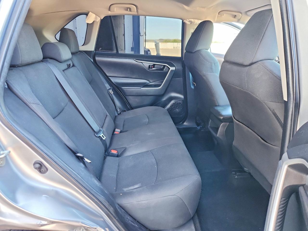 2021 TOYOTA RAV4 LE photo 31