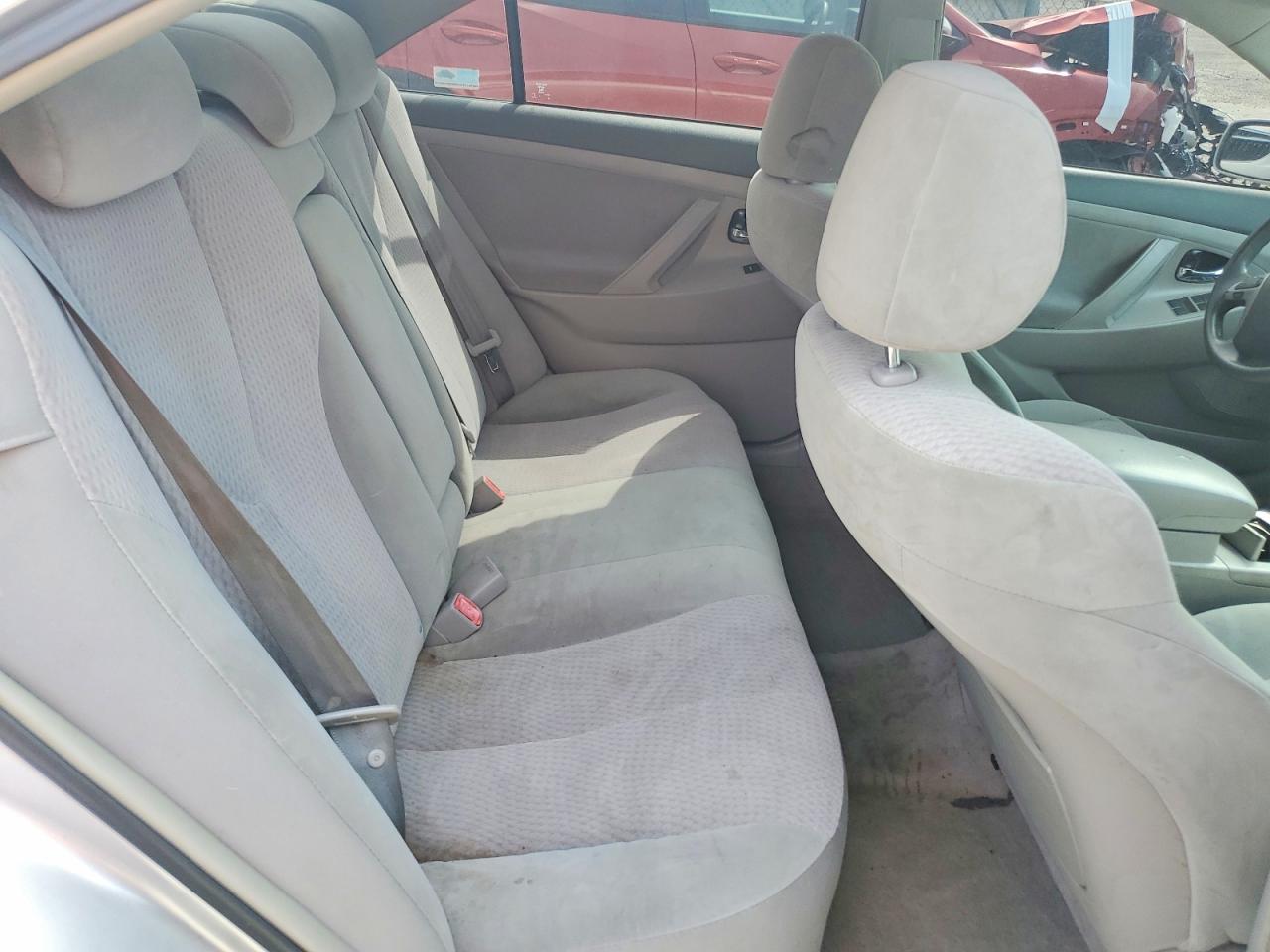 2010 TOYOTA CAMRY LE photo 28