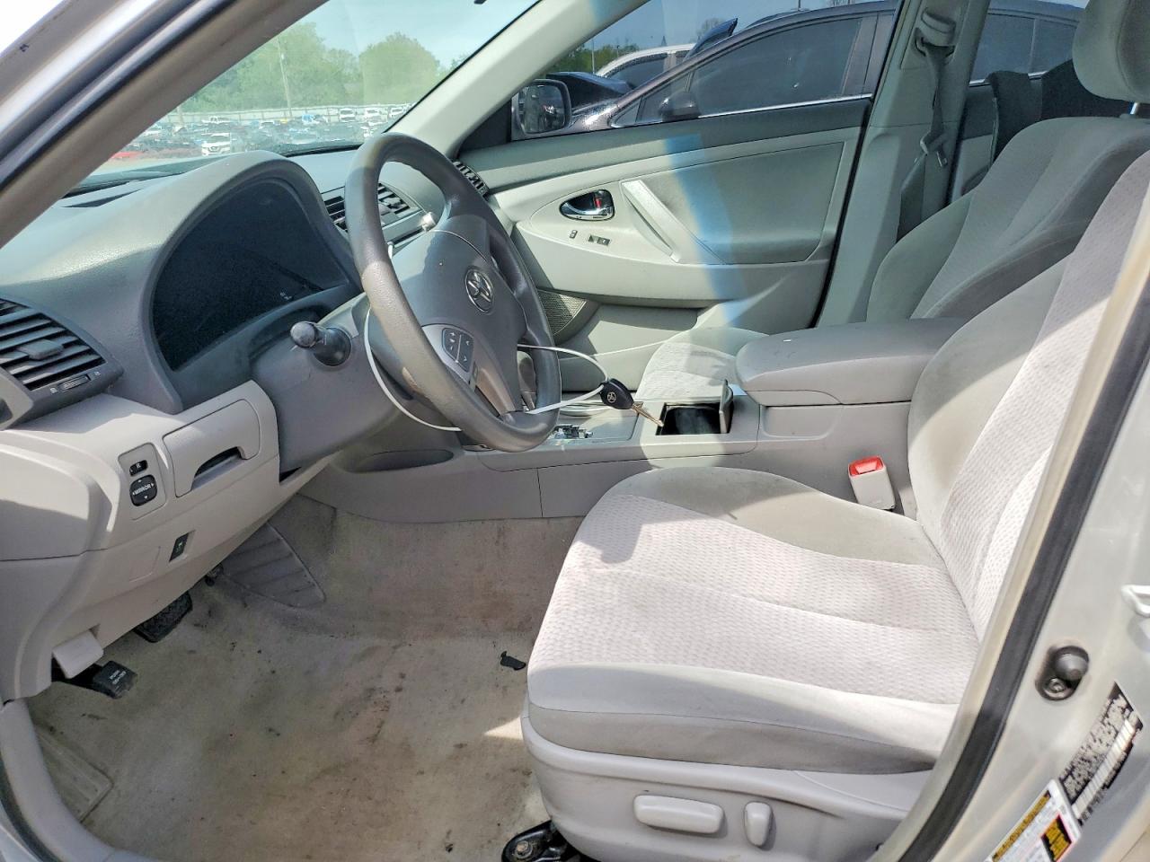 2010 TOYOTA CAMRY LE photo 19