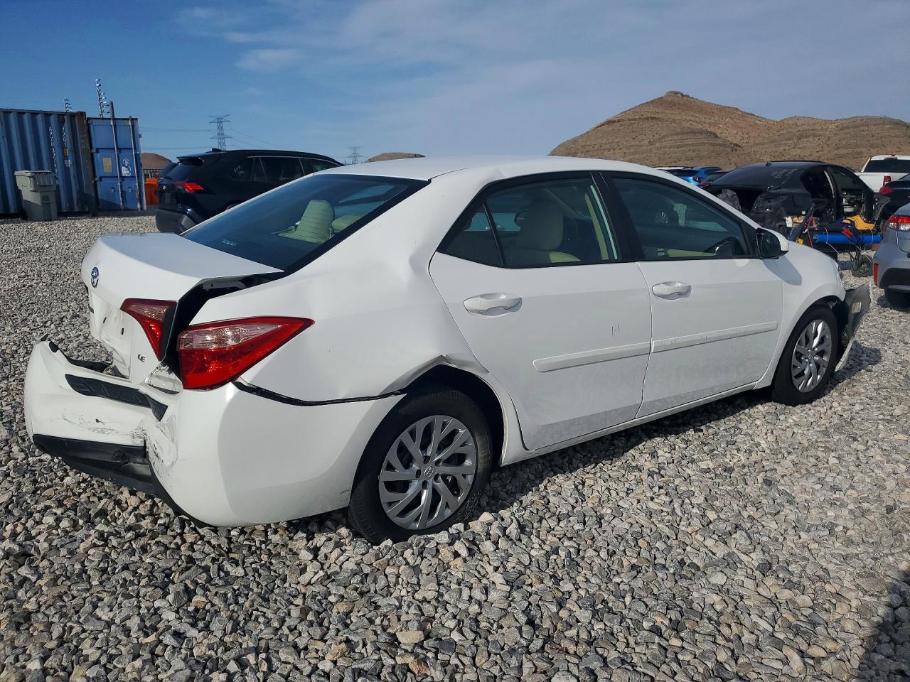 2017 TOYOTA COROLLA LE photo 3