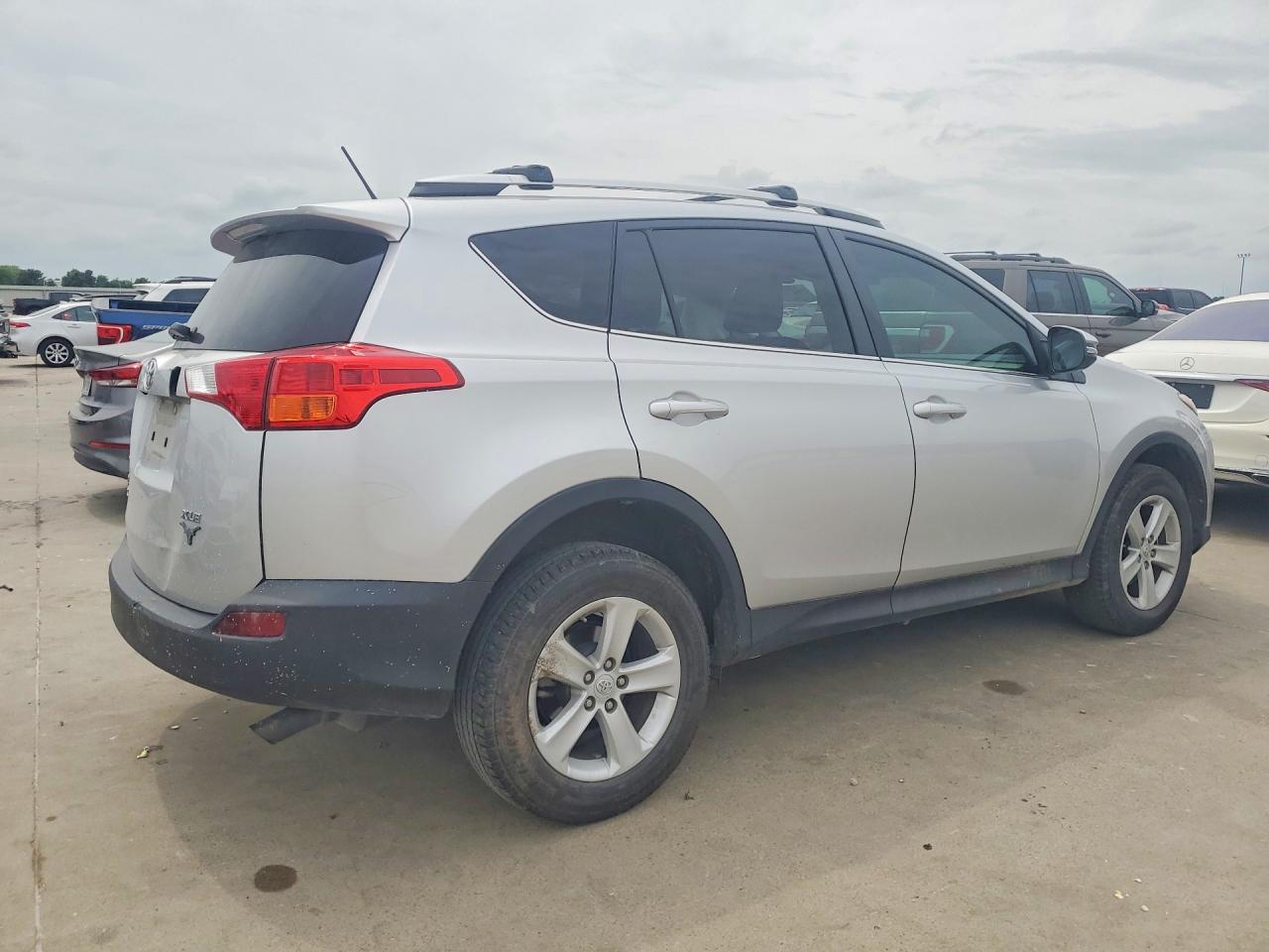 2014 TOYOTA RAV4 XLE photo 5