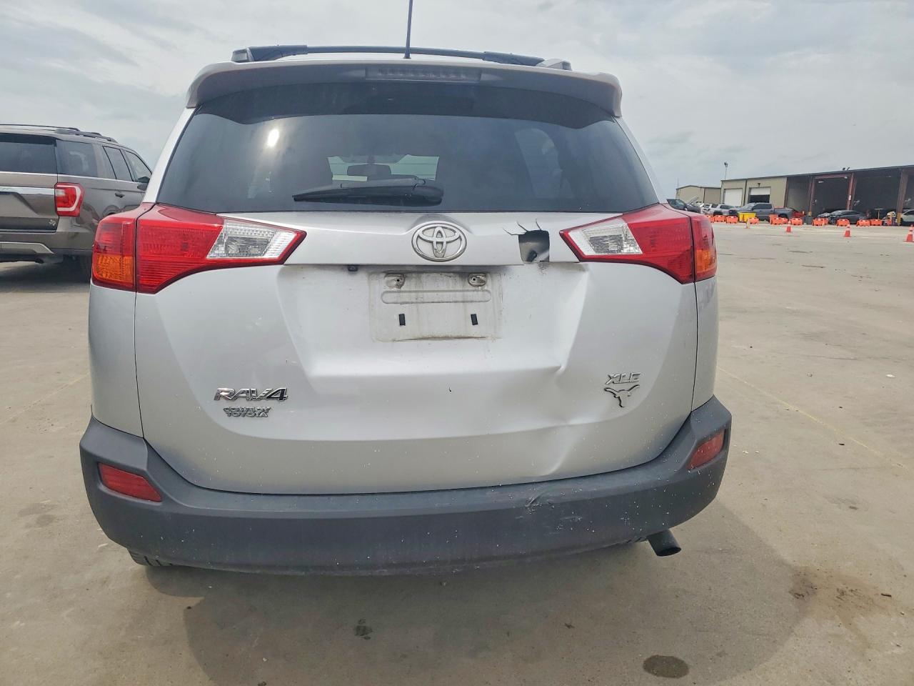 2014 TOYOTA RAV4 XLE photo 11