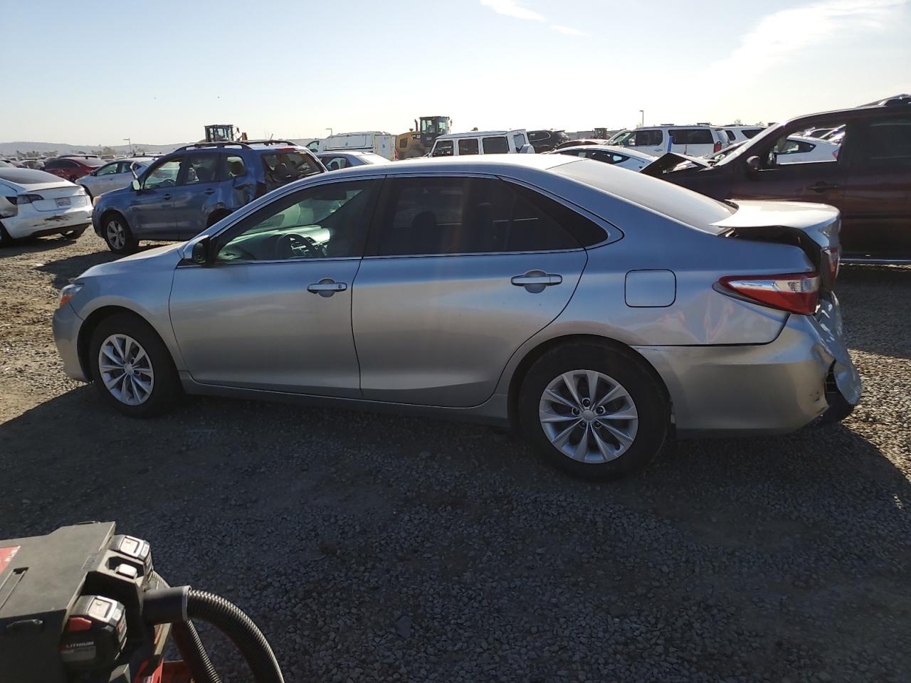 2015 TOYOTA CAMRY LE photo 3