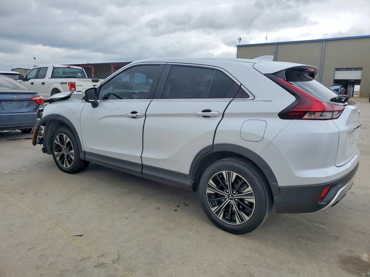 2022 MITSUBISHI ECLIPSE CROSS SE photo 2