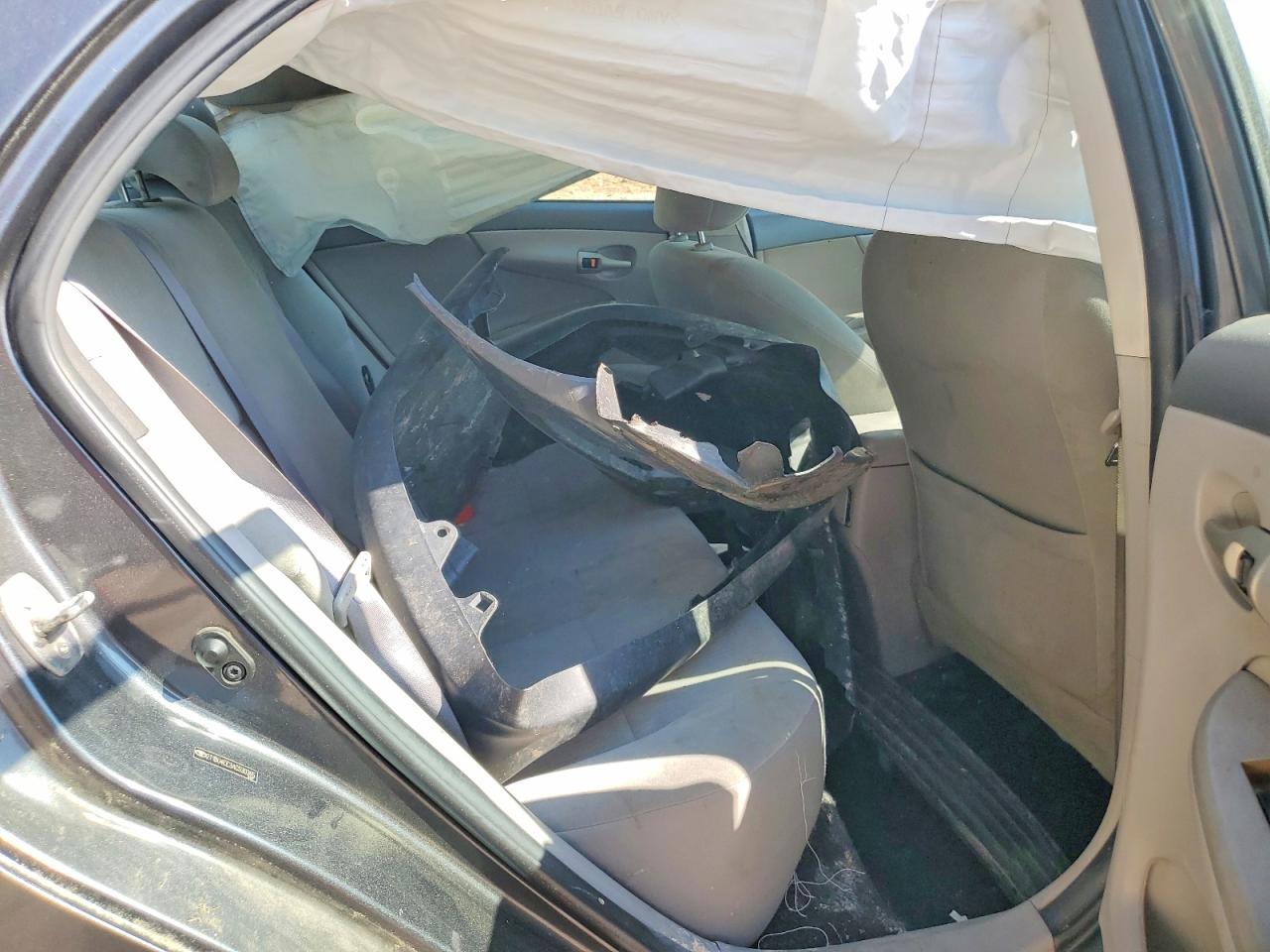 2010 TOYOTA COROLLA LE photo 28