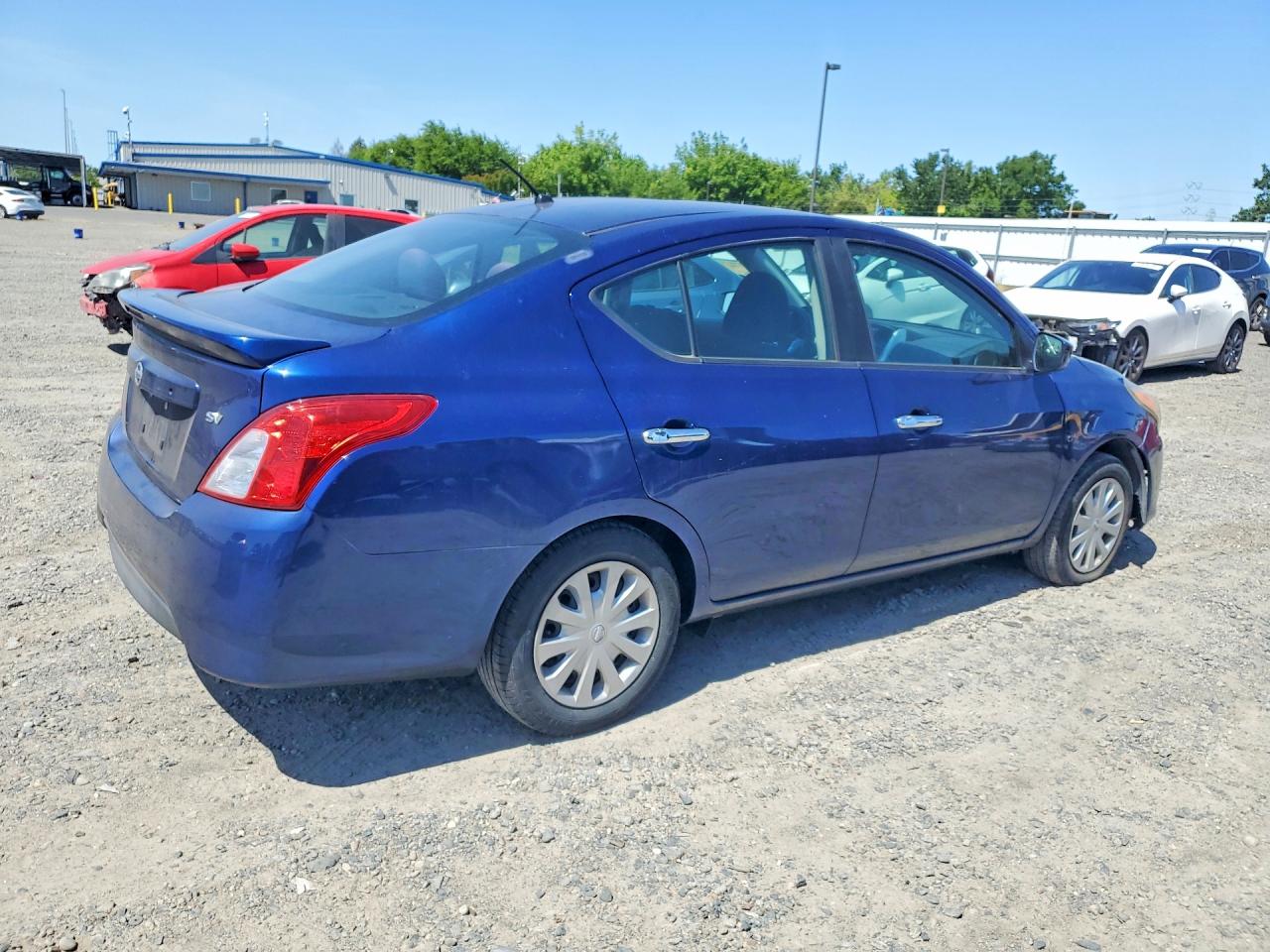 2018 NISSAN VERSA SV photo 5