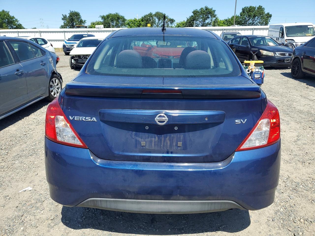 2018 NISSAN VERSA SV photo 11