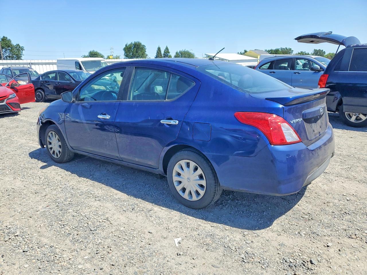 2018 NISSAN VERSA SV photo 3