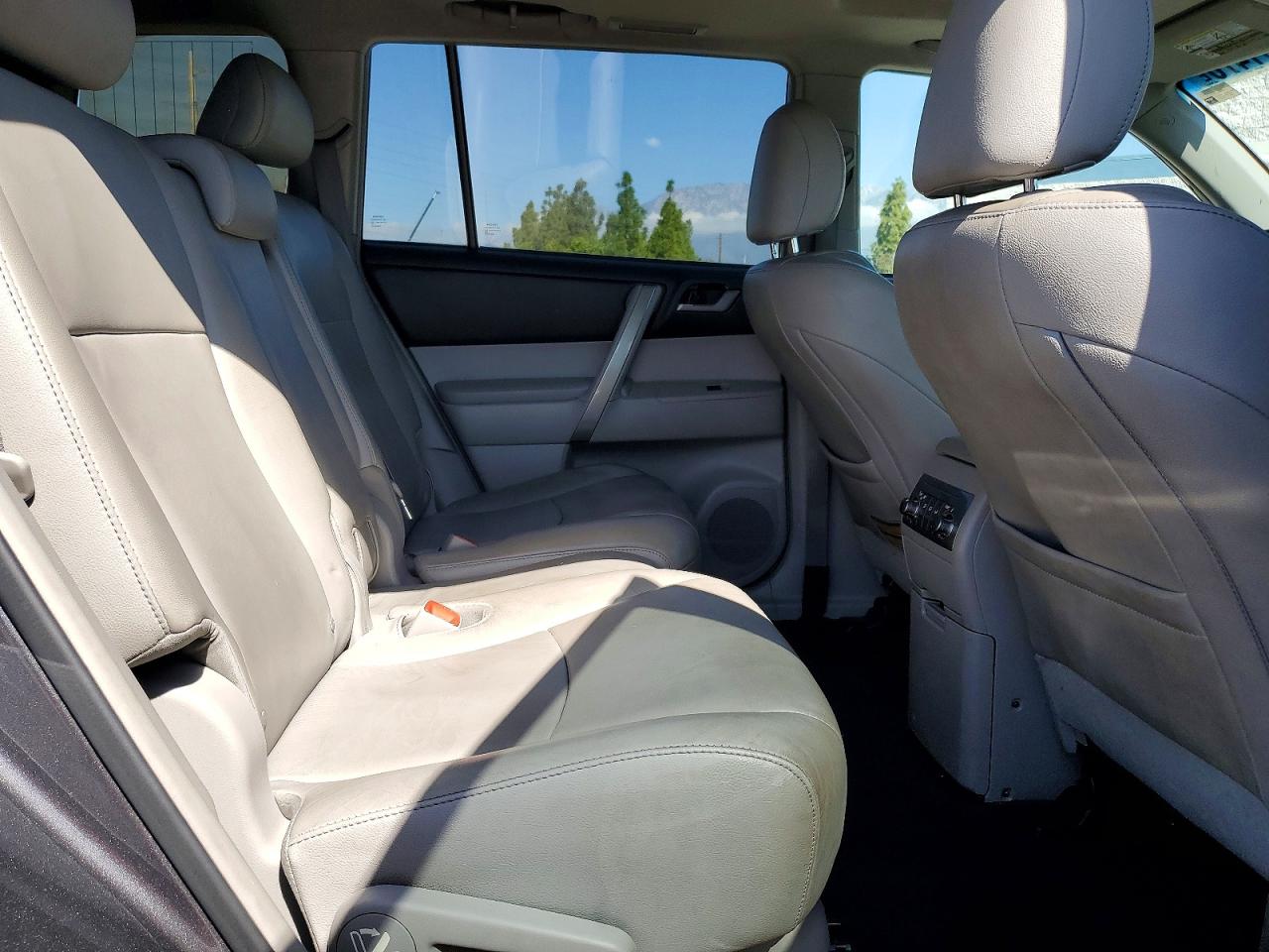 2013 TOYOTA HIGHLANDER SE photo 21