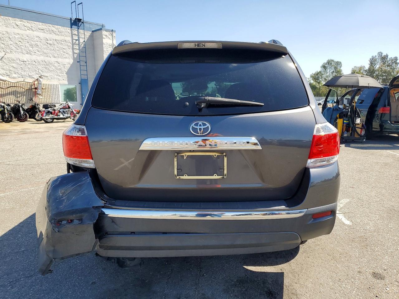 2013 TOYOTA HIGHLANDER SE photo 11