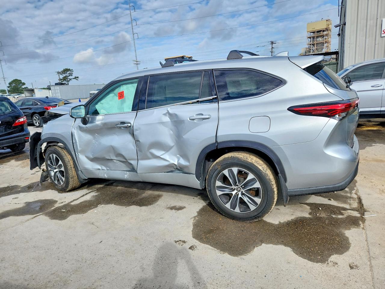 2021 TOYOTA HIGHLANDER XLE photo 2