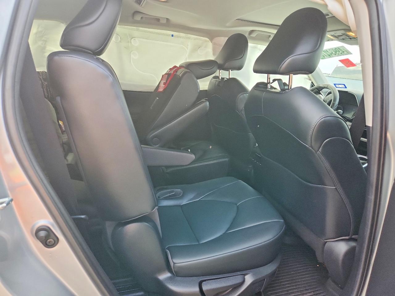 2021 TOYOTA HIGHLANDER XLE photo 10