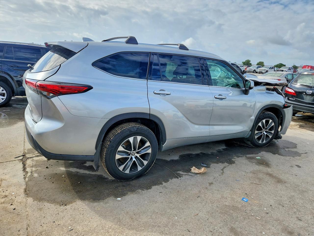 2021 TOYOTA HIGHLANDER XLE photo 3