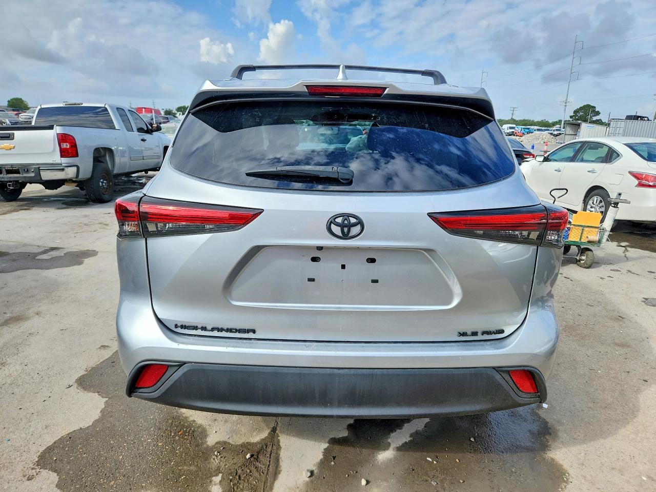 2021 TOYOTA HIGHLANDER XLE photo 6