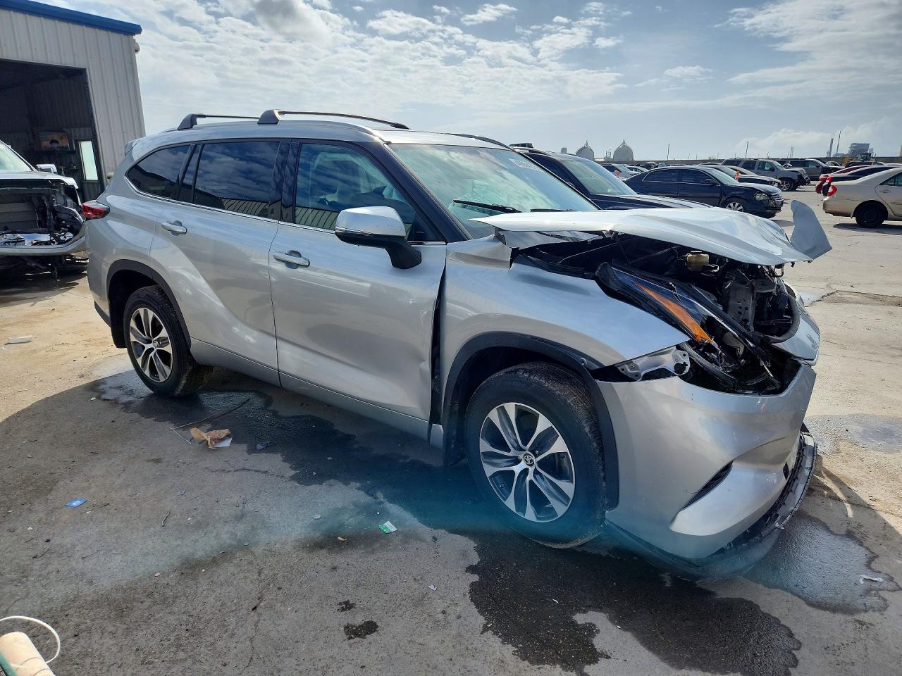 2021 TOYOTA HIGHLANDER XLE photo 4