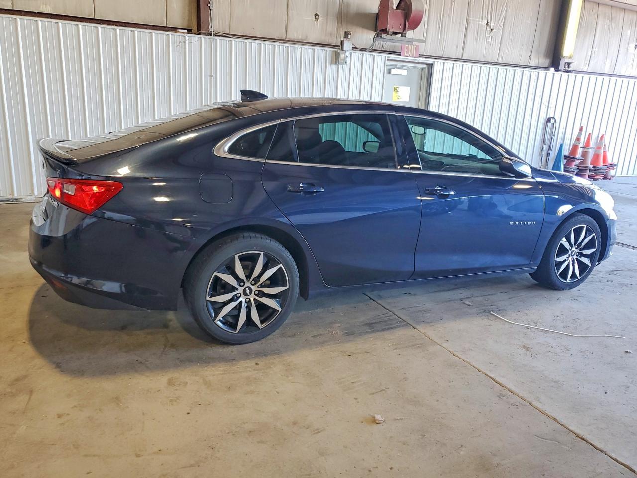 2017 CHEVROLET MALIBU LT photo 3