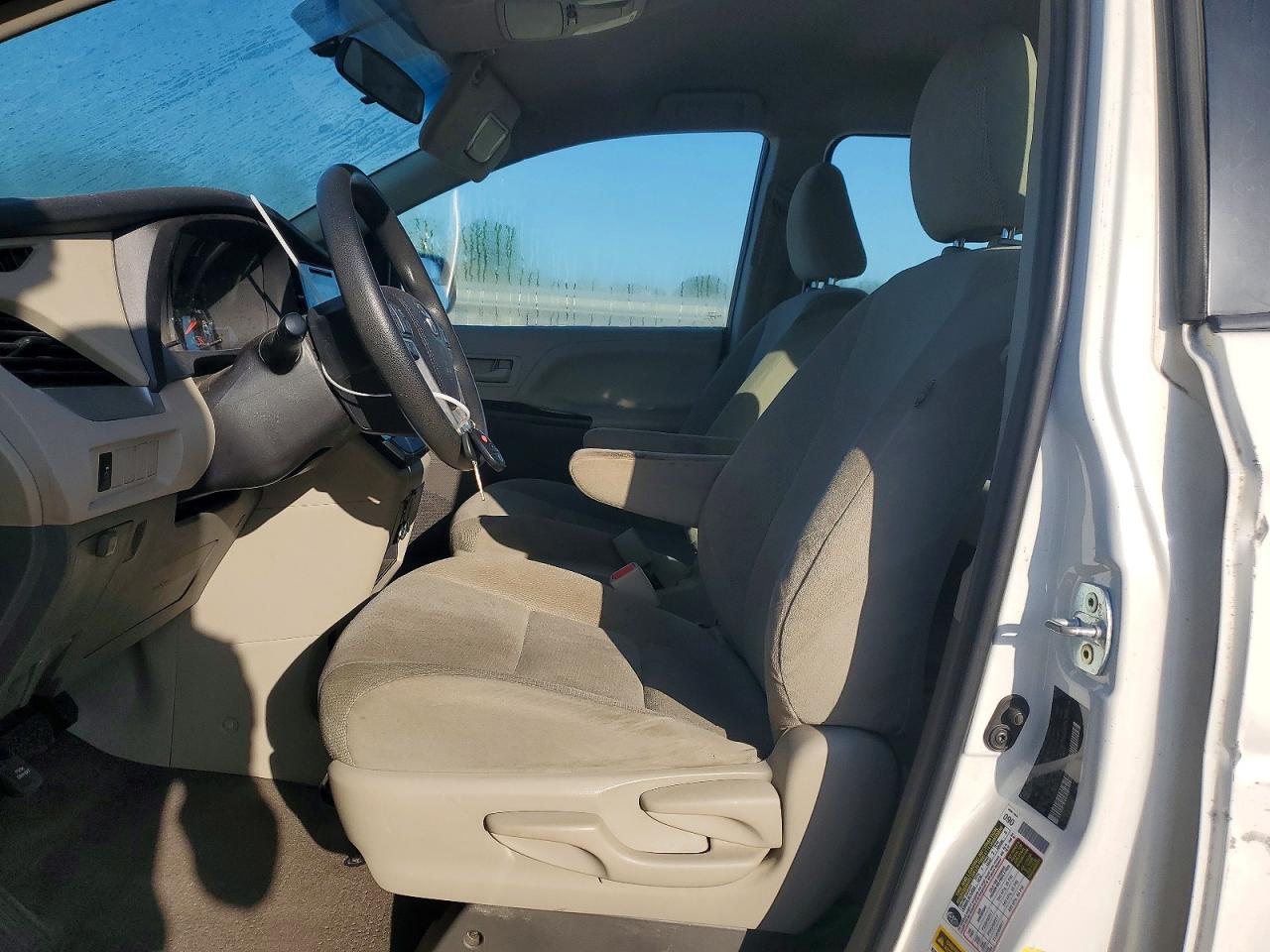 2016 TOYOTA SIENNA L 7-PASSENGER photo 7