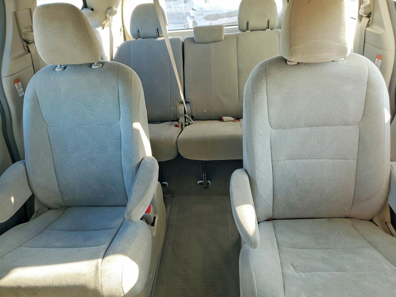 2016 TOYOTA SIENNA L 7-PASSENGER photo 10