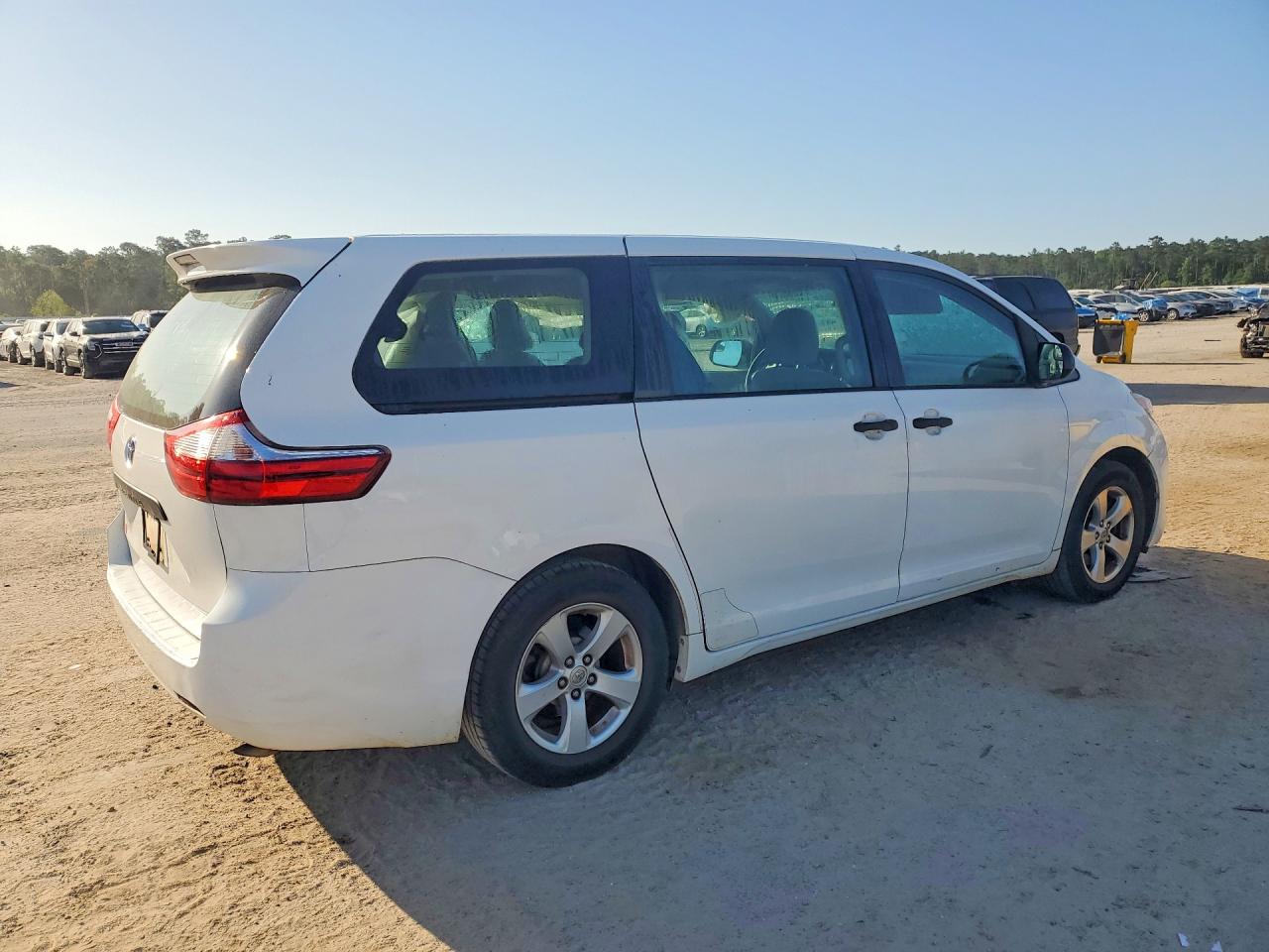 2016 TOYOTA SIENNA L 7-PASSENGER photo 3